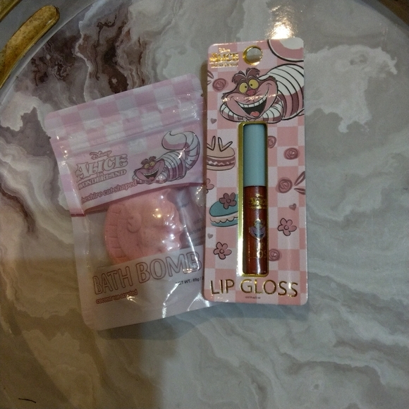Alice in Wonderland Bath Bomb and Lip Gloss Set - Picture 2 of 4